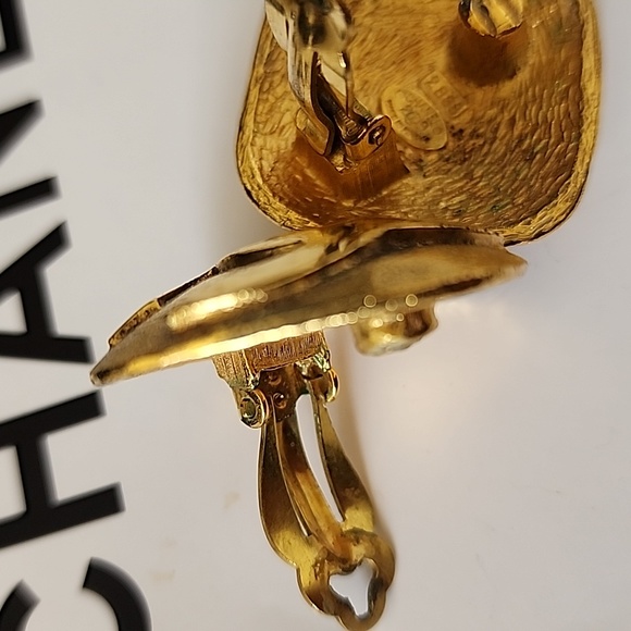 Rare! CHANEL CC 18K Gold Plated Clip On Earrings Diamond Shape + Original Box - Picture 7 of 9